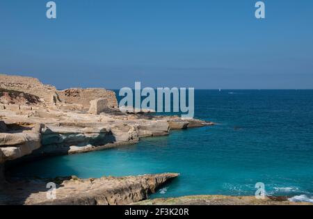 Maltesische Küste mit Blick auf Saint Elmo brealkwater und Saint Elmo Leuchtturm, Blick von Ricasoli Fort Stockfoto