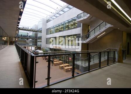 Blick auf das Hauptfoyer aus einem Obergeschoss des Central Martin's College of Art, UAL, King's Cross, London, N1, Architekt: Stanton Williams Stockfoto