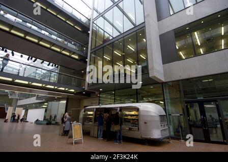 Das Hauptfoyer des Central Martin's College of Art, University of the Arts, King's Cross, London, N1, England Stockfoto