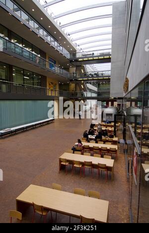 Tische der Kantine im Hauptfoyer des Central Martin's College of Art, UAL, King's Cross, London, N1, Architekt: Stanton Williams Stockfoto