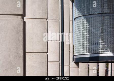 Glasziegel und Steinfassade der Notre Dame High School, Greenock. Stockfoto