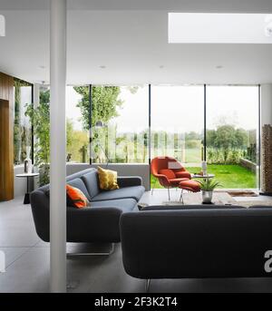 Blick vom Wohnzimmer über den Garten im High Barnet Familienhaus, London von Paul Archer Design Stockfoto