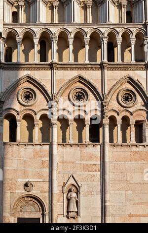 Dreifach-Fassade des 12. Jahrhundert Kathedrale Duomo Ferrara Emilia-Romagna Italien Stockfoto