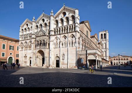 Dreifach-Fassade des 12. Jahrhundert Kathedrale Duomo Piazza Cattedrale Ferrara Emilia-Romagna Italien Stockfoto