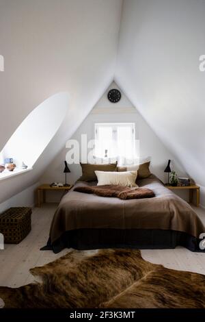 Dachgeschoss Schlafzimmer Umwandlung in modernisierten Bauernhaus, Kirke Vaerlose, Kopenhagen, Dänemark. Stockfoto