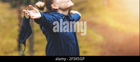 Frau genießen Natur und frische Luft mit entfernter Gesichtsmaske. Psychische Gesundheit und Stressabbau während Pandemie. Banner Copy space Stockfoto