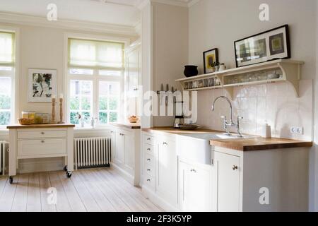 Sonnendurchflutete Küche in Zahrtmann Einfamilienhaus, Kopenhagen, Dänemark. Stockfoto