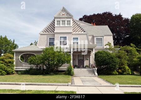 Ein historisches Kolonialhaus im Schindelstil in der Madison Street New Bedford Massachusetts New England USA (Andrew G Pierce Jr Haus gebaut 1881) Stockfoto