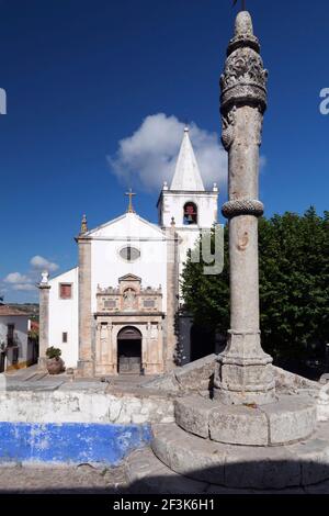 Vorderansicht der steinernen Säule und Igreja de Santa Maria Kirche Obidos Lisboa Portugal Stockfoto