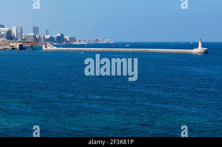 Panoramablick auf die St Elmo Brücke, die vom Vorland des Fort Saint Elmo in Valletta, Malta, zum Wellenbrecher am Eingang des G führt Stockfoto