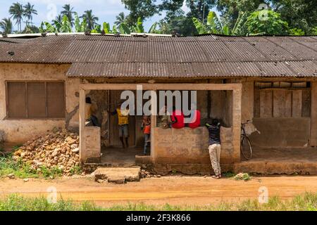 Sansibar, Tansania - JANUAR 2020: Schwarze Afrikaner in ihrem gewohnten Lebensstil auf den Straßen von Sansibar Village Stockfoto