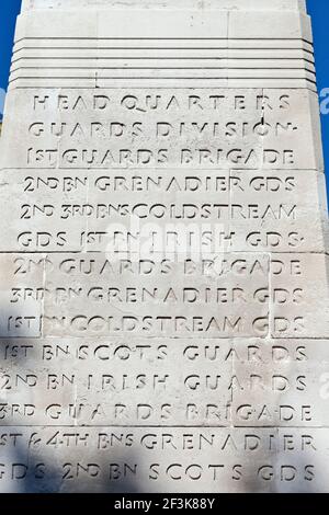 Detail der Gravuren auf dem WW1 Guards Memorial, Horse Guards Parade, Whitehall, London, SW1, England, Großbritannien (1926 vom Herzog von C. Stockfoto