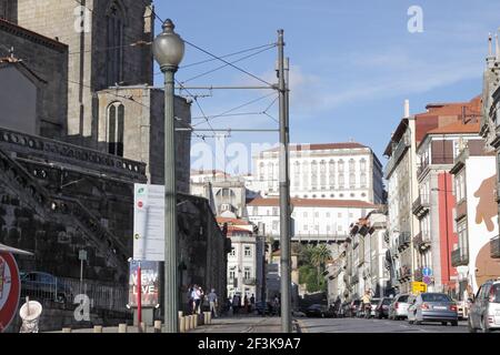 Porto, Portugal - 13. August 2012: Porto Zentrum mit seinen alten Gebäuden und der Kirche von São Francisco auf der linken Seite Stockfoto