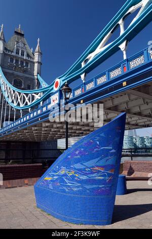 Eine Mosaikskulptur unterhalb der bascule stützte Tower Bridge, London, E1/SE1, England, UK (gebaut 1886-1894) Stockfoto