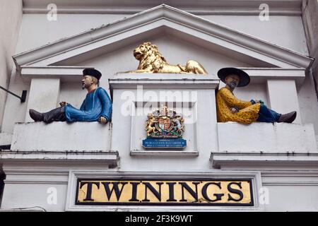 Zwei asiatische Figuren und ein goldener Löwe über dem Eingang zum Teeladen Twinings, The Strand, London, WC2, England, Großbritannien (Thomas Twining hat seine Stockfoto