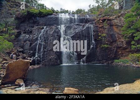 Halls Gap, VIC, Australien - 24. Januar 2008: Unidentifizierter Tourist bei den MacKenzie Falls im Grampians National Park, Victoria Stockfoto