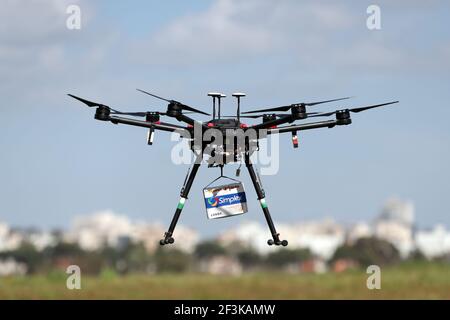 Eine Lieferdrohne wird midair während einer Demonstration gesehen, bei der Drohnen verschiedener Unternehmen in einem gemeinsamen Luftraum flogen und von einem autonomen Kontrollsystem in Haifa, in einem offenen Gebiet in der Nähe von Hadera, Israel, verwaltet wurden 17. März 2021. REUTERS/Ronen Zvulun