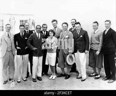 Foto zur Feier der ersten Academy Awards am 16th 1929. Mai mit von 2nd links RICHARD ARLEN (Star der besten Picture WINGS), 4th links Präsident der Akademie DOUGLAS FAIRBANKS SR ,BENJAMIN GLAZER (Beste Schreibanpassung für 7th HIMMEL), JANET GAYNOR (Beste Schauspielerin für 7th HIMMEL STREET ANGEL & SONNENAUFGANG) ,KARL STRUSS (Beste Kinematographie für SONNENAUFGANG) , FRANK BORZAGE (Beste Regie Dramatic Picture SUNRISE), JOSEPH FARNUM (Bestes Schreiben - Titelschreiben), LEWIS MILESTONE (Beste Regie Comedy Picture TWO ARABIAN KNIGHTS) und WILLIAM CAMERON MENZIES (Beste Regie für DIE TAUBE & STURM) Stockfoto