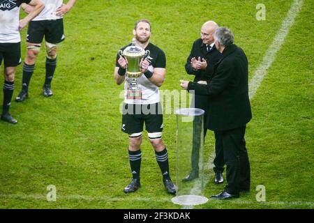 Neuseelands Nummer 8 und Kapitän Kieran Read (C) hält die Dave Gallaher Trophäe, nachdem er am 11. November 2017 im Stade de France in Saint-Denis, Frankreich, das Herbst-Testspiel 2017 zwischen Frankreich und Neuseeland gewonnen hat - Foto Geoffroy Van der Hasselt / DPPI Stockfoto