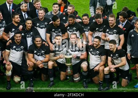 Neuseelands Nummer 8 und Kapitän Kieran Read (C-R) führt seine Spieler an, als er die Dave Gallaher Trophäe hält, nachdem er am 11. November 2017 im Stade de France in Saint-Denis, Frankreich, das Herbst-Testspiel 2017 zwischen Frankreich und Neuseeland gewonnen hat - Foto Geoffroy Van der Hasselt / DPPI Stockfoto