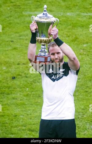 Neuseelands Nummer 8 und Kapitän Kieran Read hält die Trophäe nach dem Sieg im Herbst-Testspiel 2017 zwischen Frankreich und Neuseeland am 11. November 2017 im Stade de France in Saint-Denis, Frankreich - Foto Geoffroy Van der Hasselt / DPPI Stockfoto