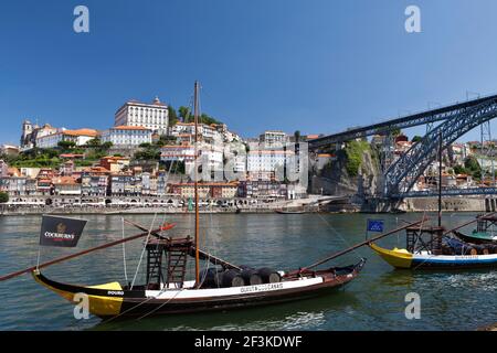 Der Fluss Douro, Portwein Lastkähne und Ribeira-Viertel der Altstadt, Porto, Portugal Stockfoto