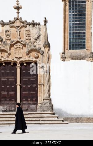 Ein neuer Absolvent vor dem Manueline-Portal von Capela de Sao Miguel, Universität von Coimbra, Beira Litoral, Portugal (Universität zuerst gegründet Stockfoto