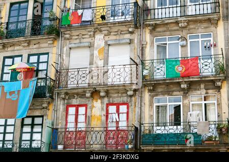 Bunte Fassaden von traditionellen Häusern im historischen Zentrum von Porto (Porto), Portugal Stockfoto