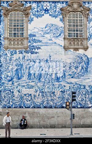 Traditionelle Azulejos (bemalte Fliesen), Igreja do Carmo, Porto (Porto), Portugal Stockfoto