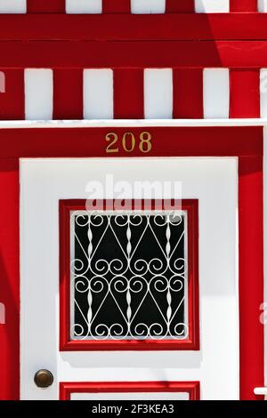 Detail der roten und weißen Tür am Strandhaus, Costa Nova, Beira Litoral, Portugal Stockfoto