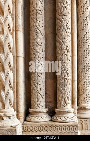 Die kunstvoll eingravierten Steinsäulen im romanischen Stil des Hauptportals Eingang zur Alten Kathedrale SE Velha in Coimbra, Beira Litoral, Portugal Stockfoto