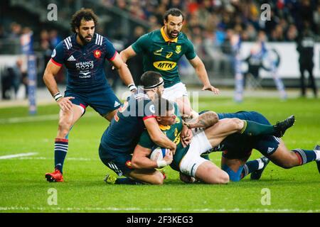 Das Zentrum Südafrikas Jesse Kriel wird vom französischen Zentrum Geoffrey Doumayrou (L) und dem französischen Zentrum Mathieu Bastareaud (R) während des Herbsttest-Rugby-Union-Spiels 2017 zwischen Frankreich und Südafrika am 18. November 2017 im Stade de France in Saint-Denis angegangen. Frankreich - Foto Geoffroy Van der Hasselt / DPPI Stockfoto