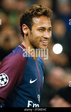 PSG's Neymar lächelt während der UEFA Champions League, Gruppe B Fußballspiel zwischen Paris Saint-Germain und Celtic FC am 22. November 2017 im Parc des Princes Stadion in Paris, Frankreich - Foto Geoffroy Van der Hasselt / DPPI Stockfoto