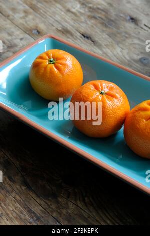 Auf dem Küchentisch angezeigte Mandarinen Stockfoto