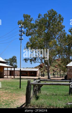 Alice Springs, NT, Australien - 21. November 2017: Gebäude und Strommast in historischer Telegrafenstation Stockfoto