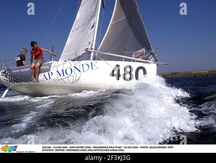 SEGELN - CLASSE MINI - MINI FASTNET 2006 - DOUARNENEZ (FRA) START - 04/06/2006 - FOTO : GILDAS HEMON / DPPI OYAPOCK / SKIPPER : VERONIQUE LOISEL (FRA) MIT OLIVIER AVRAM (FRA) Stockfoto