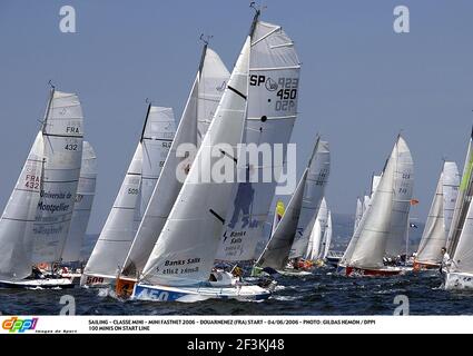 SEGELN - CLASSE MINI - MINI FASTNET 2006 - DOUARNENEZ (FRA) START - 04/06/2006 - FOTO : GILDAS HEMON / DPPI 100 MINIS AUF DER STARTLINIE Stockfoto