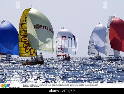 SEGELN - CLASSE MINI - MINI FASTNET 2006 - DOUARNENEZ (FRA) START - 04/06/2006 - FOTO : GILDAS HEMON / DPPI 100 MINIS AUF DER STARTLINIE Stockfoto