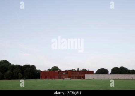 Hackney Marshes Center, Stanton Williams, Außenansicht Dusk Sky Aufnahme Stockfoto