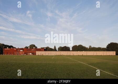 Hackney Marshes Center, Stanton Williams, Außenfassade Mit Tageslicht Fassadenaufnahme Stockfoto