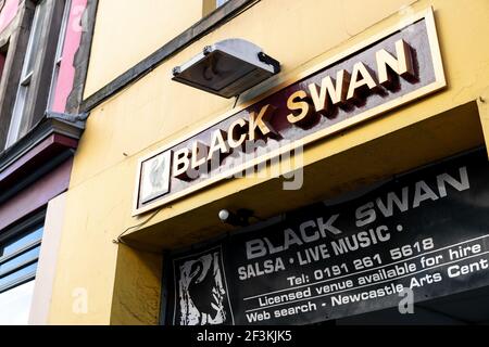 Newcastle upon Tyne UK - 8th Jan 2020: Black Swan Pub-Außenschild Stockfoto