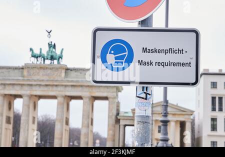 Berlin, Deutschland. März 2021, 17th. "Maskenpflicht - Maskenpflicht" steht auf einem Schild vor dem Brandenburger Tor am Pariser Platz. Quelle: Annette Riedl/dpa/Alamy Live News Stockfoto