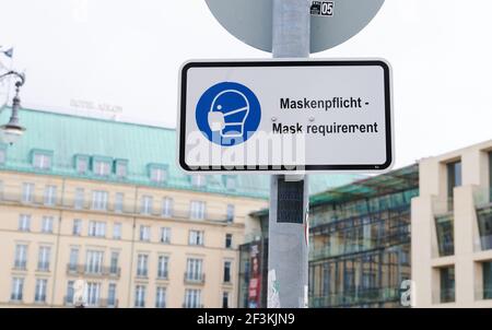 Berlin, Deutschland. März 2021, 17th. 'Maskenpflicht - Maskenpflicht' steht auf einem Schild am Pariser Platz. Quelle: Annette Riedl/dpa/Alamy Live News Stockfoto