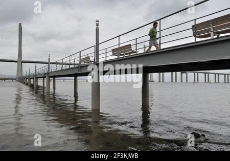 Vasco da Gama Brücke über den Tejo, Lissabon, Portugal. Vasco da Gama Brücke ist die längste in Europa, mit einer Gesamtlänge von 17,2 km. Bau f Stockfoto