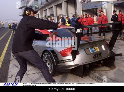 AUTO - 24 HEURES DU NURBURGRING 2003 - 20030601 - FOTO : GILLES BOUVIER / AUTOMEDIA AUDI TT BOXENSTOPP Stockfoto