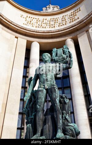Vor dem Ostflügel des Palais de Chail steht die Bronzestatue des Apollo, mit Zitaten des französischen Dichters und Philosophen Paul Valery Stockfoto