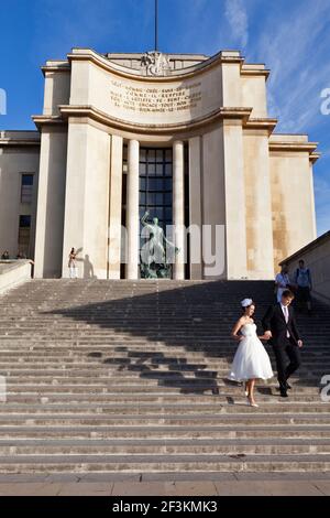 Jungvermählte tanzen die Stufen des Westflügels des Palais de Chaillot, Paris, Frankreich. Der Palast wurde im neoklassizistischen Stil für die 1937 entworfen Stockfoto