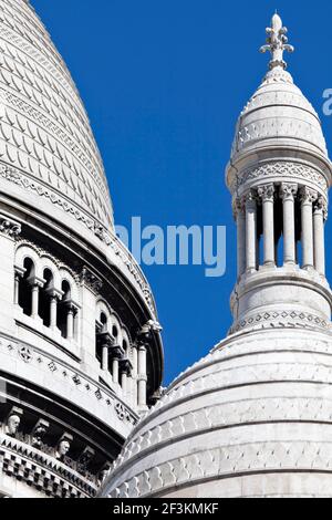 Detail der Kuppeln der Basilika Sacre-Coeur, Montmartre, Paris, Frankreich. 1875-1924 gebaut und im 1919 offiziell eingeweiht. Stockfoto