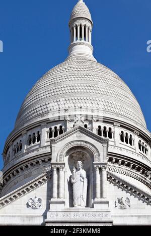 Detail der eiförmige Kuppel der Basilika Sacre-Coeur, Montmartre, Paris, Frankreich. 1875-1924 gebaut und im 1919 offiziell eingeweiht. Stockfoto