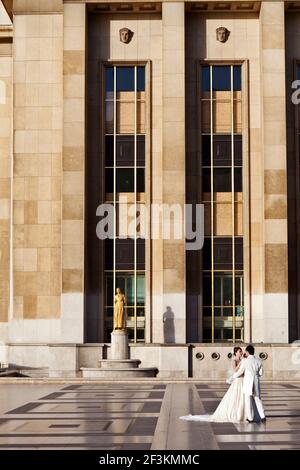 Ein Hochzeitspaar tanzt im Palais de Chaillot, Paris, Frankreich. Der Palast wurde im neoklassizistischen Stil für die Weltausstellung 1937 entworfen. Stockfoto